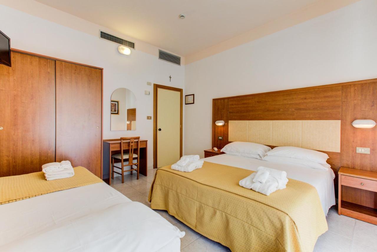 Hotel Vela D'Oro リミニ エクステリア 写真