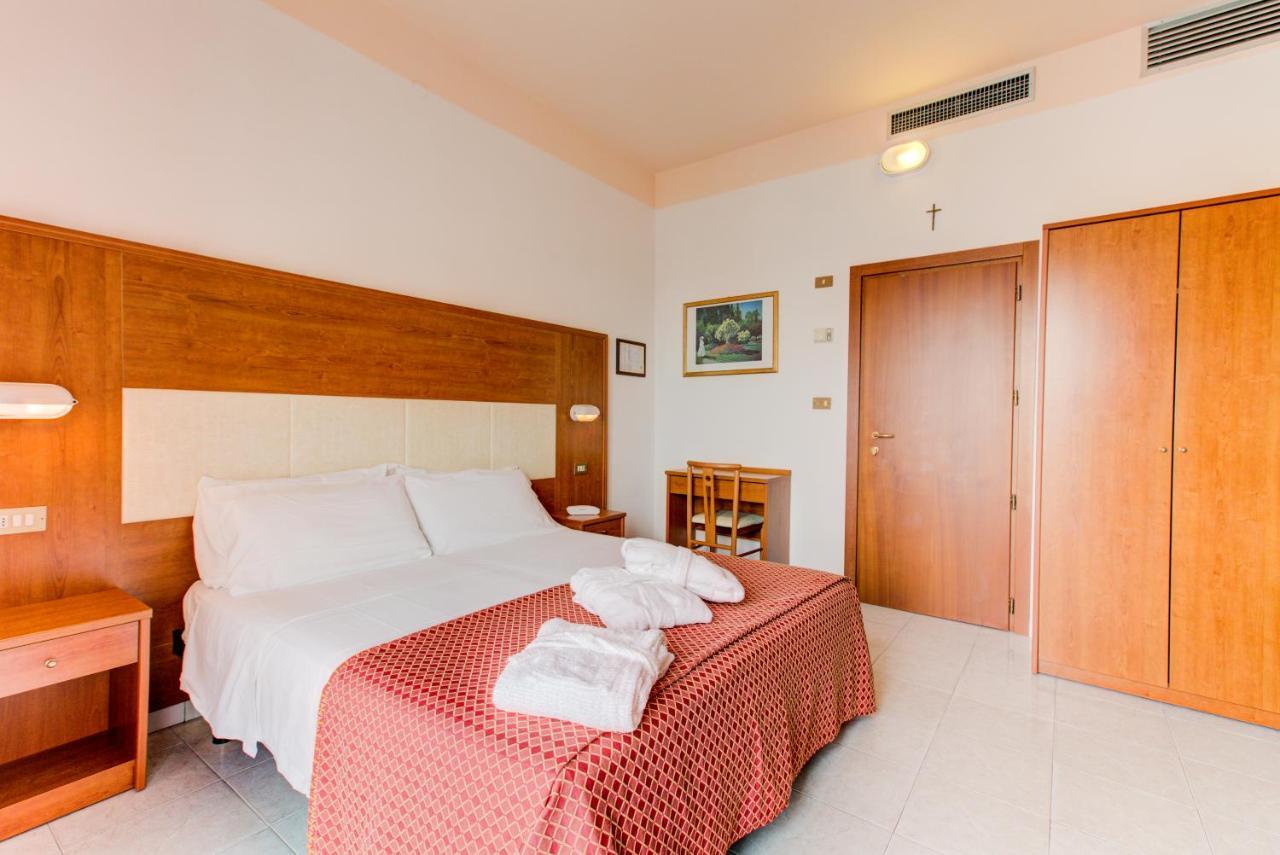 Hotel Vela D'Oro リミニ エクステリア 写真