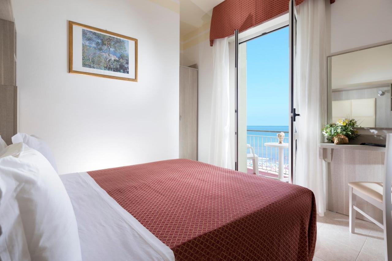 Hotel Vela D'Oro リミニ エクステリア 写真