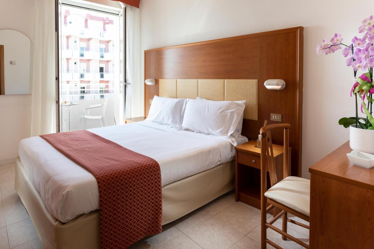 Hotel Vela D'Oro リミニ エクステリア 写真