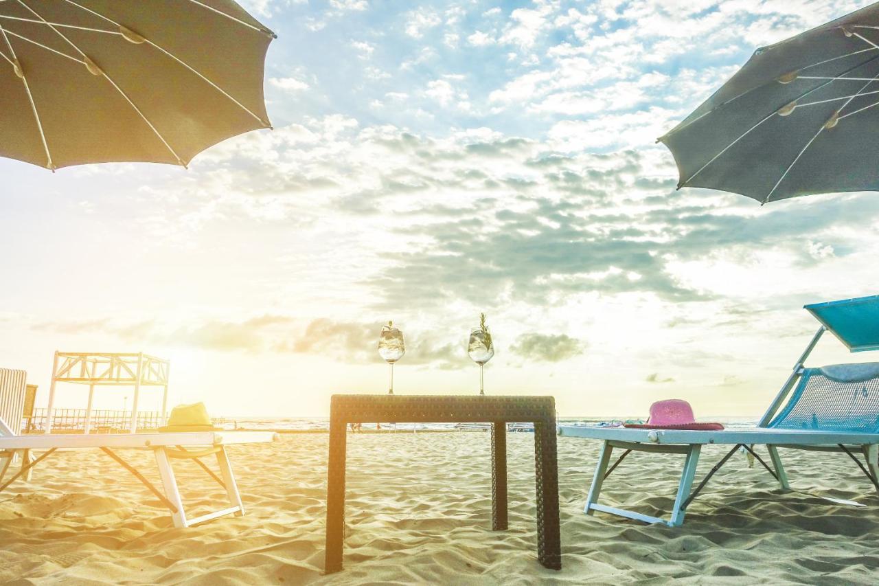 Hotel Vela D'Oro リミニ エクステリア 写真