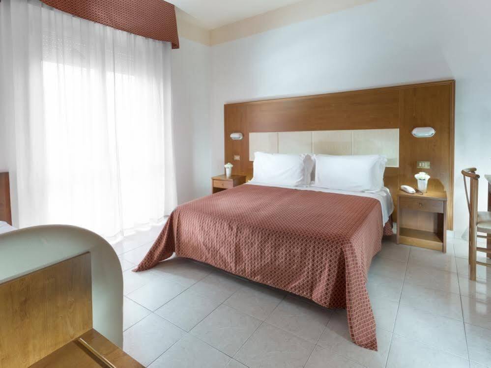 Hotel Vela D'Oro リミニ エクステリア 写真